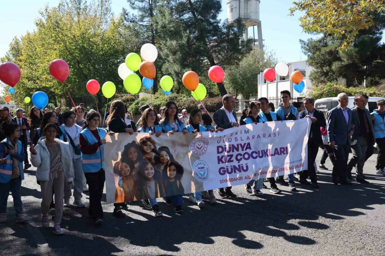 Diyarbakır’da 100 Kız Çocuğu Farkındalık Yürüyüşü ve Balon Etkinliği Düzenledi