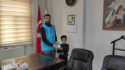 Diyarbakır’ın Çermik ilçesinde 8 yaşındaki Abdusselam Yaman, harçlıklarıyla topladığı 1.255