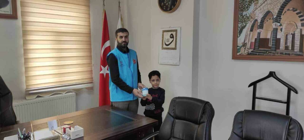 Diyarbakır’ın Çermik ilçesinde 8 yaşındaki Abdusselam Yaman, harçlıklarıyla topladığı 1.255