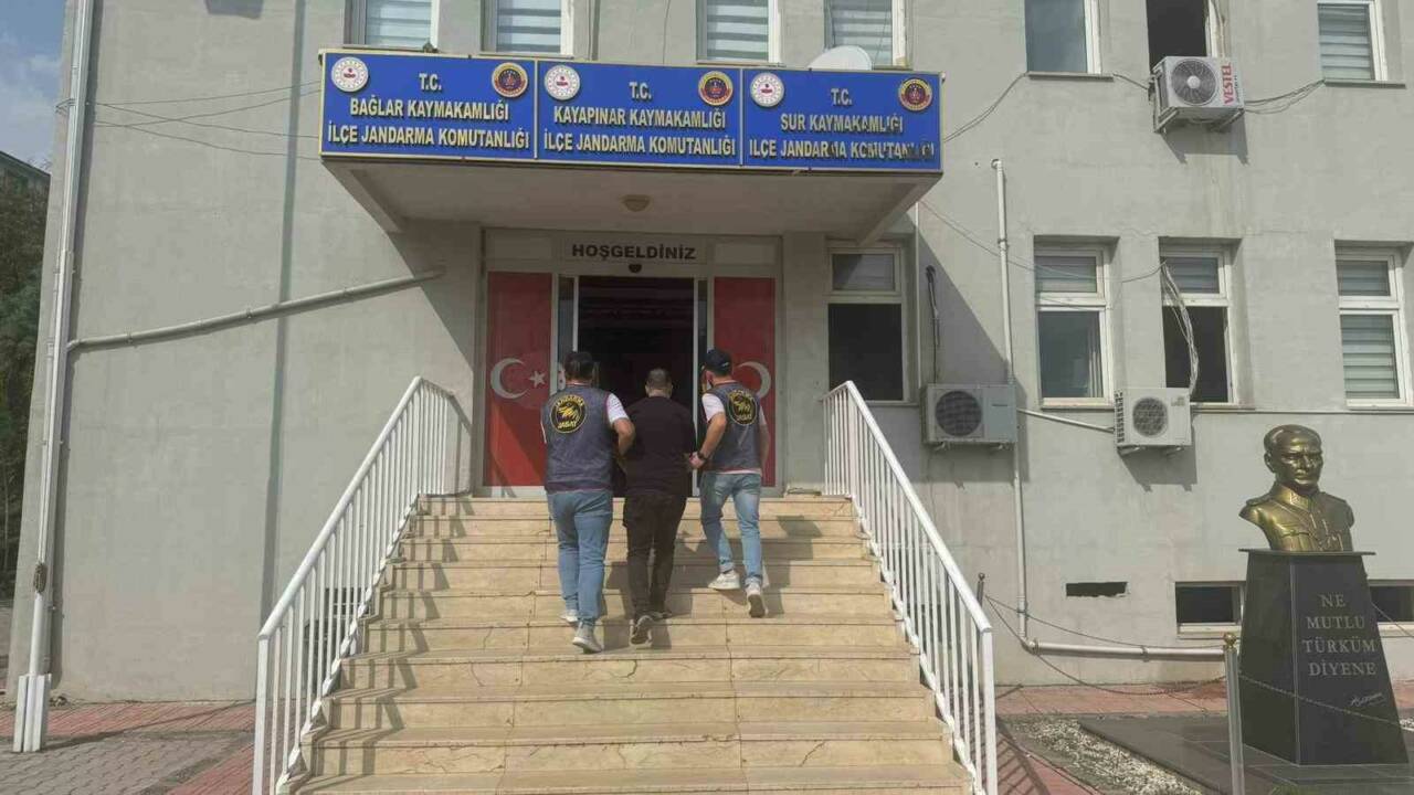 Diyarbakır’da, hırsızlık suçlarından kesinleşmiş hapis cezası bulunan iki firari şahıs