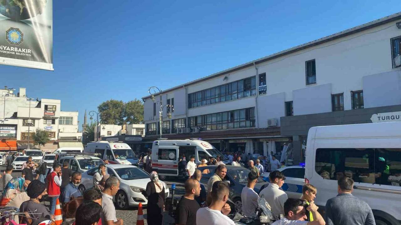 Diyarbakır'ın Sur ilçesinde eşini cadde ortasında öldüren uzman çavuş, intihar