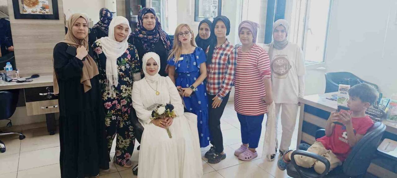 Şahinbey Belediyesi’ne bağlı Mimar Sinan Sosyal Tesisi’nde kuaförlük eğitimi alan