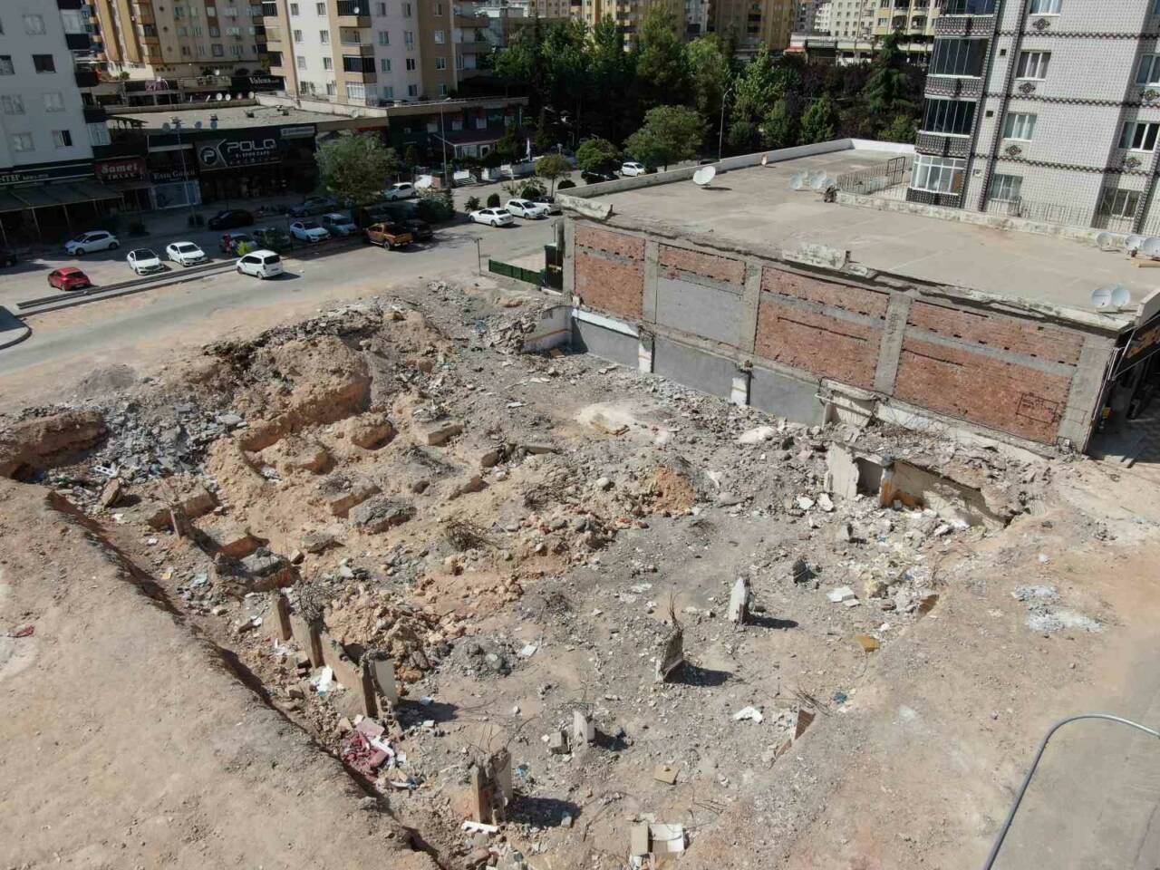 Gaziantep’te, Kahramanmaraş merkezli depremler sonucu yıkılan Emre Apartmanı ile ilgili