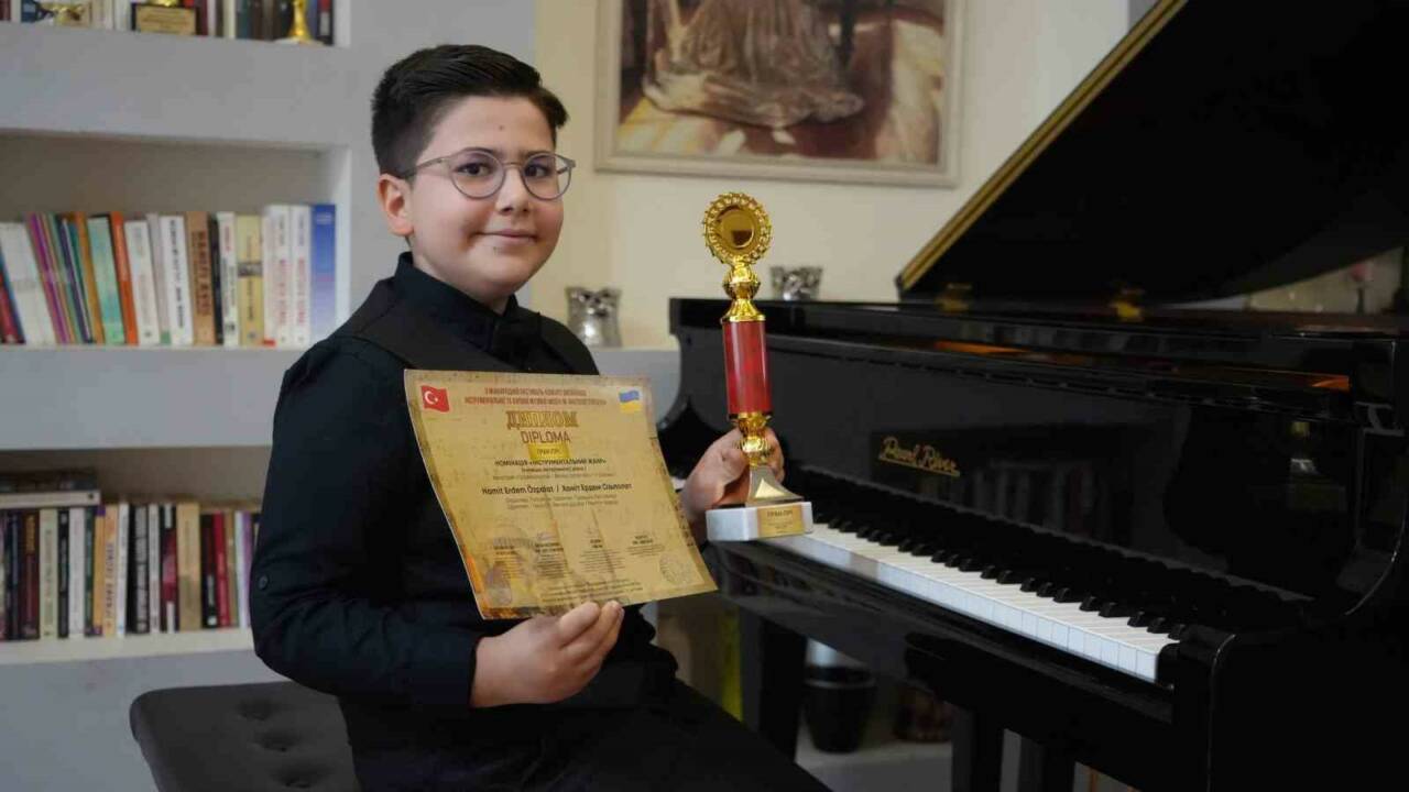 Gaziantep’te piyanonun yetenekleri arasında yer alan 12 yaşındaki Hamit Erdem