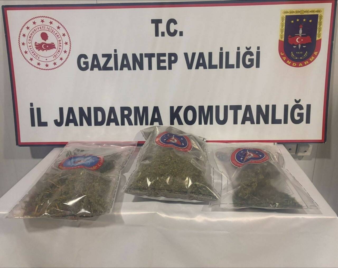 Gaziantep’in Şehitkâmil ilçesinde düzenlenen operasyonda, 1 kilo 150 gram esrar