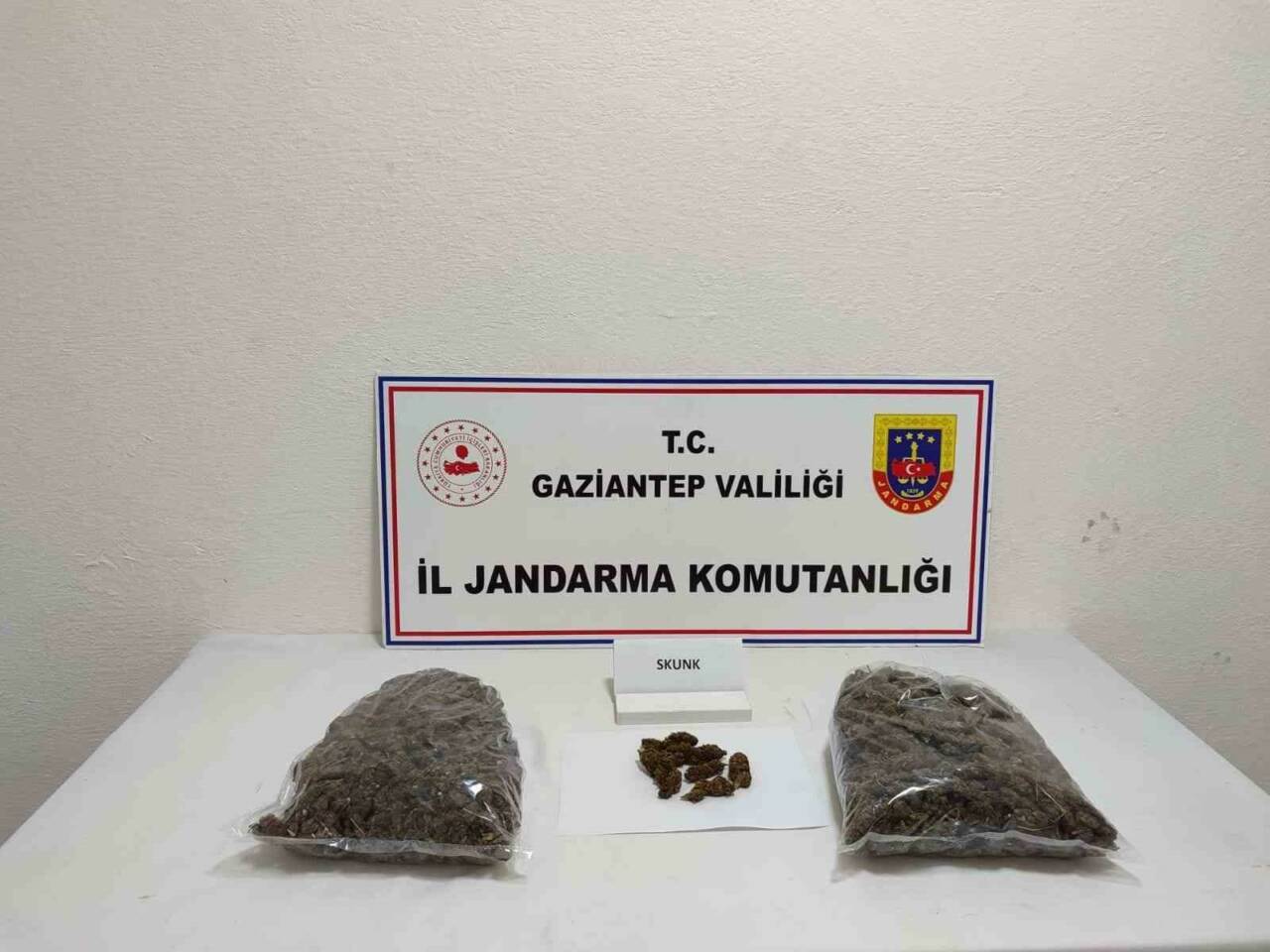 Gaziantep’te jandarma ekipleri, şüpheli bir şahsı durdurdu ve yapılan aramalarda