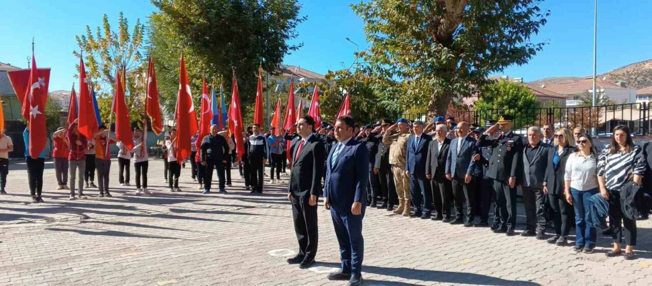 Adıyaman’ın Gölbaşı ilçesinde, Cumhuriyetin kuruluşunun 101. yıldönümü dolayısıyla Atatürk büstüne