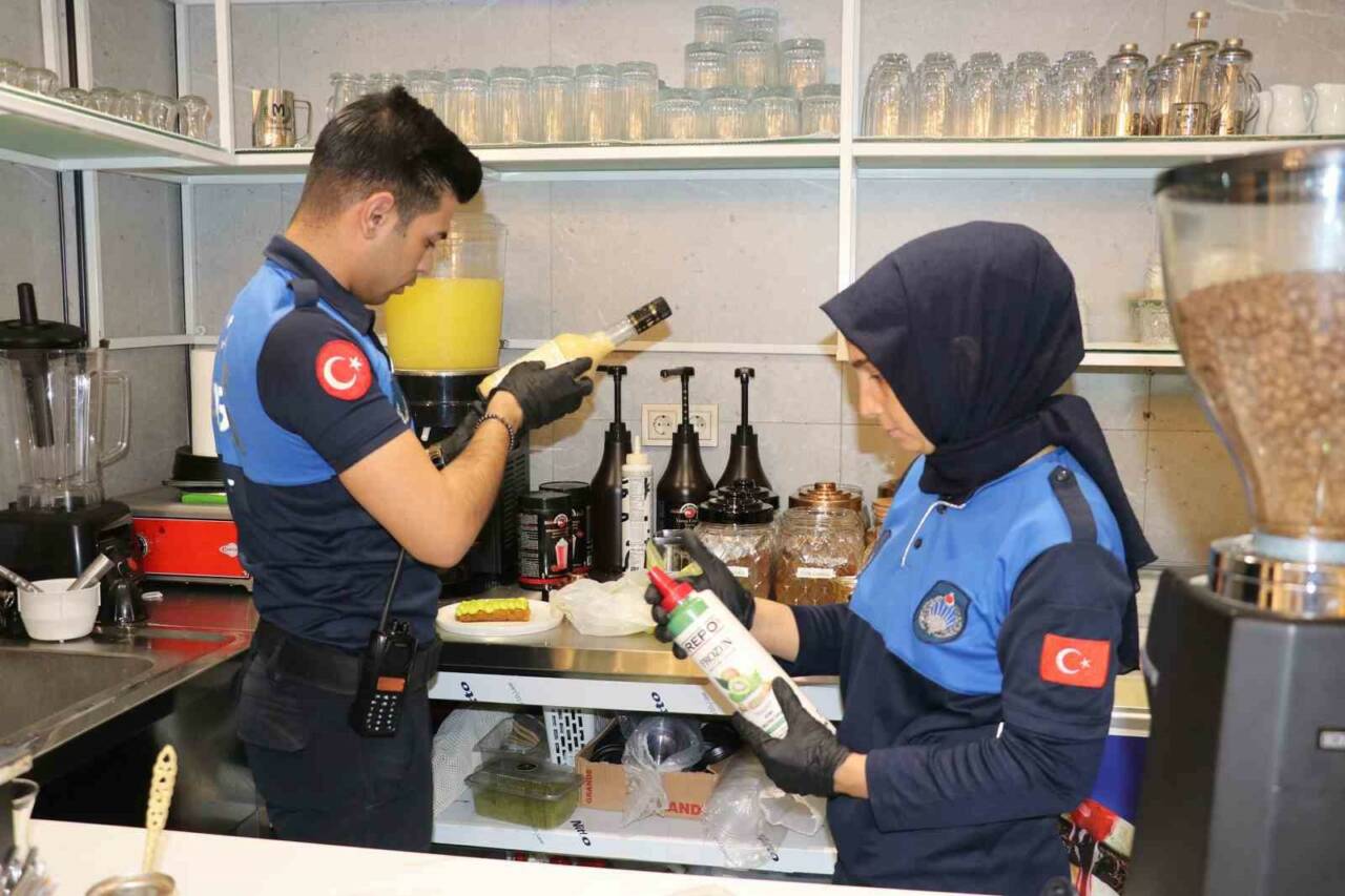 Haliliye Belediyesi Zabıta Müdürlüğü, ilçedeki kafelere yönelik denetim gerçekleştirdi. Denetimlerde