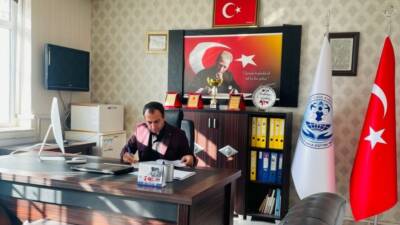Şanlıurfa’nın Akçakale ilçesinde Halk Eğitimi Merkezi Müdürü Mustafa Gündüz, makam