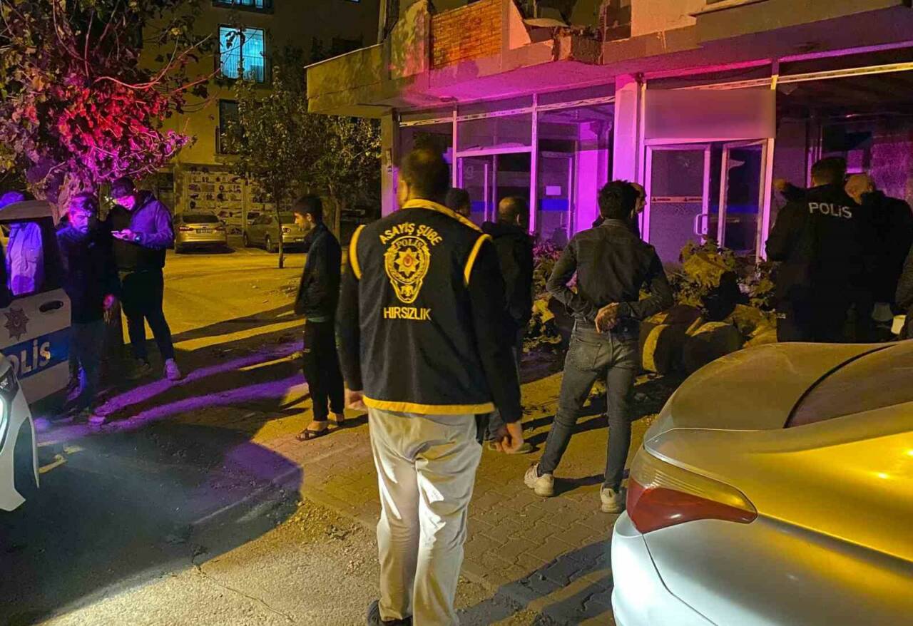 Adıyaman’da, orta hasarlı bir binadan hırsızlık yaptığı iddia edilen 4