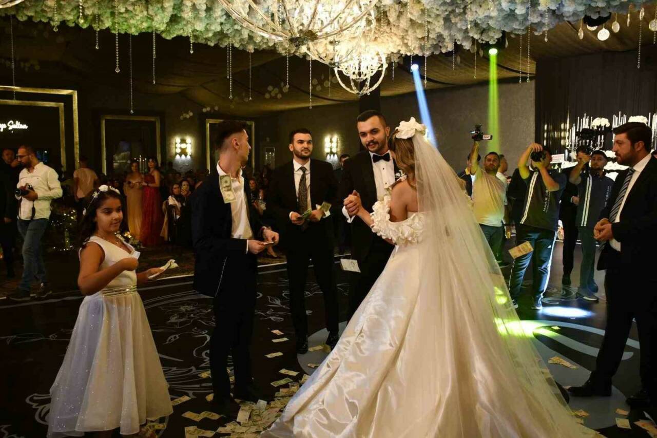 Şanlıurfa'da, Karahan ve Karageçili aşiretlerinin düğününde renkli görüntüler yaşandı. Bölgenin