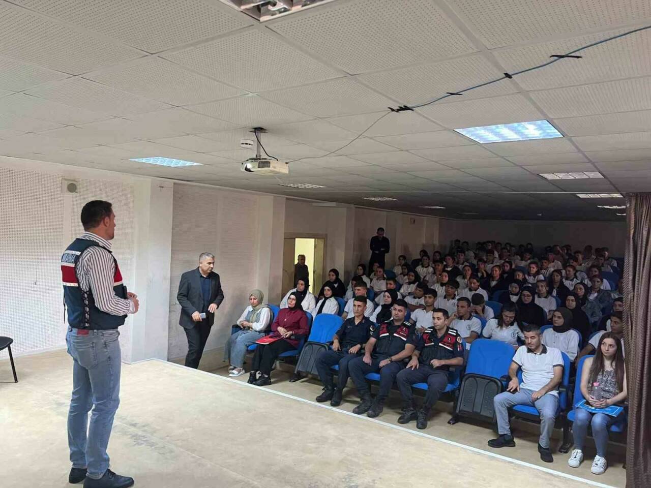 Gaziantep’te jandarma ekiplerince 278 öğrenci ve 12 öğretmene siber farkındalık