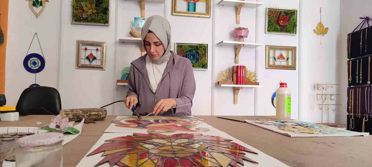 Diyarbakır'da vitray sanatçısı Betül Kübra Savcı, neredeyse yok olma tehlikesiyle
