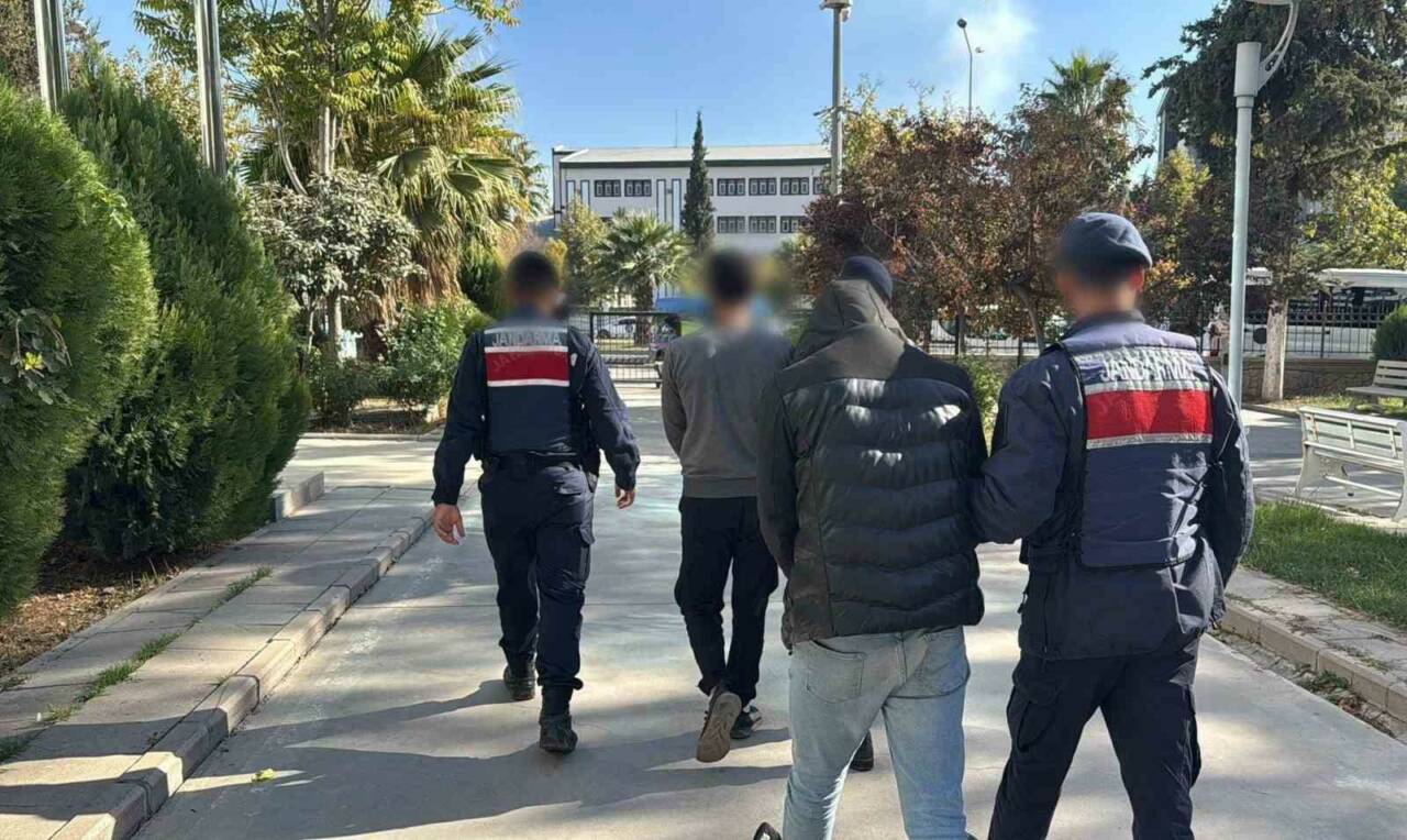 Adıyaman’da çeşitli suçlardan 5 yıl kesinleşmiş hapis cezası bulunan iki