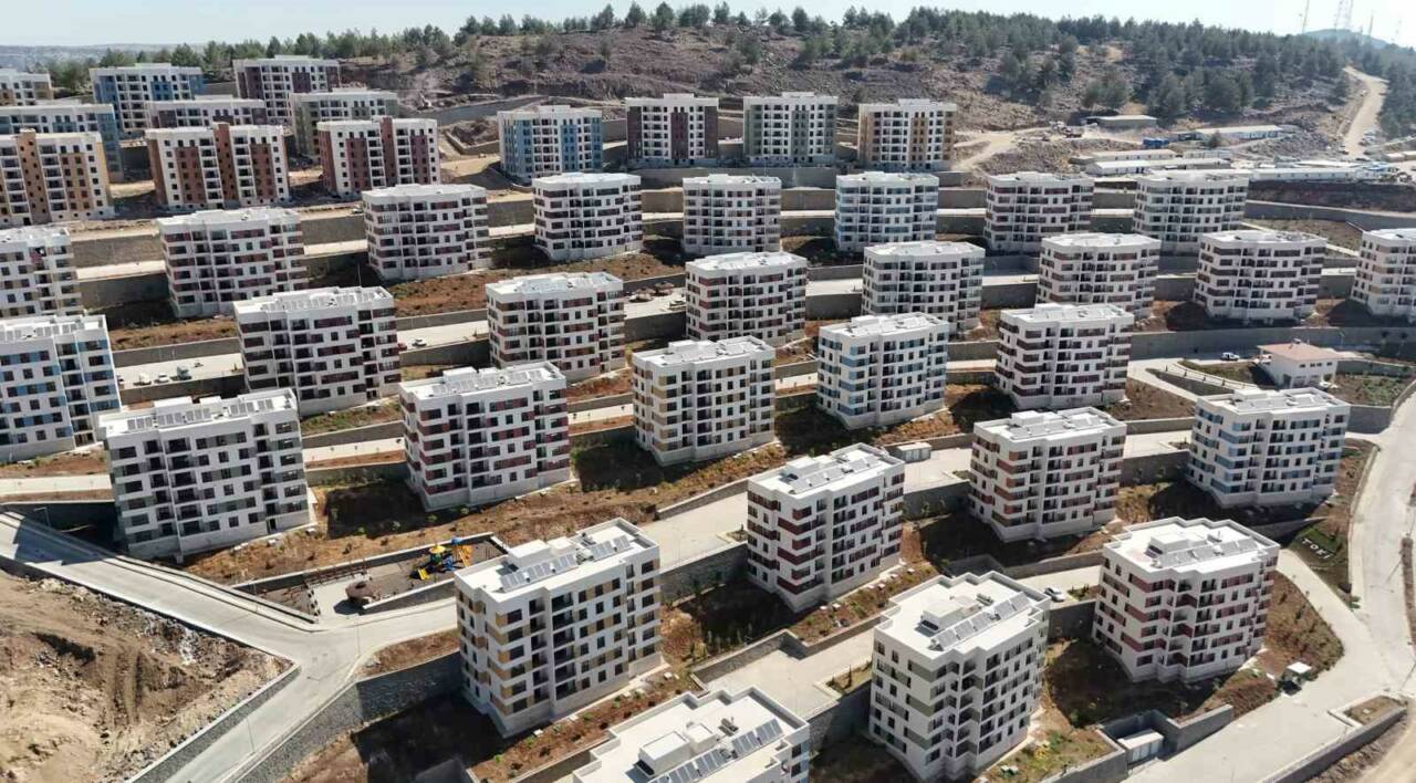 Kilis’te, yapımı tamamlanan bin 744 deprem konutunun anahtarları hak sahiplerine