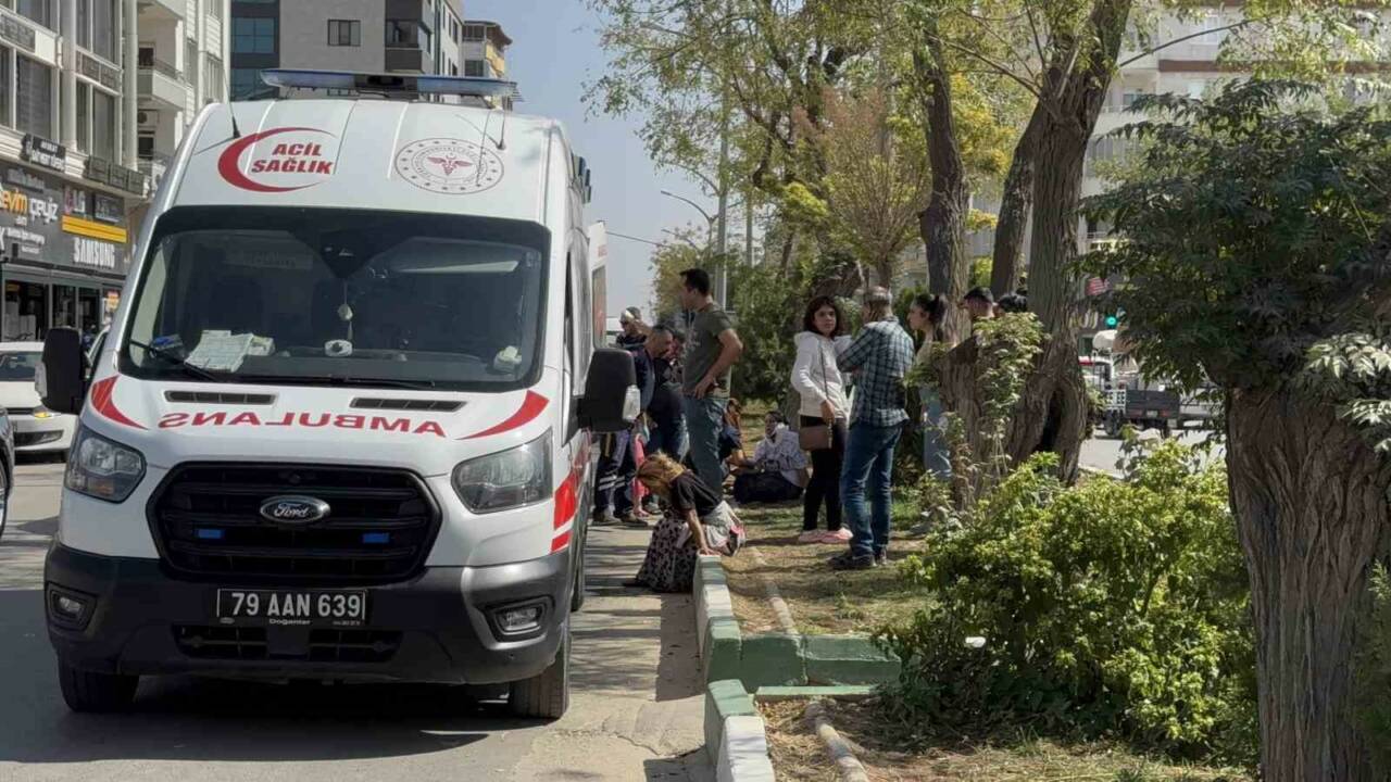 Kilis'te bir motosikletin yolun karşısına geçmeye çalışan iki yayaya çarpması