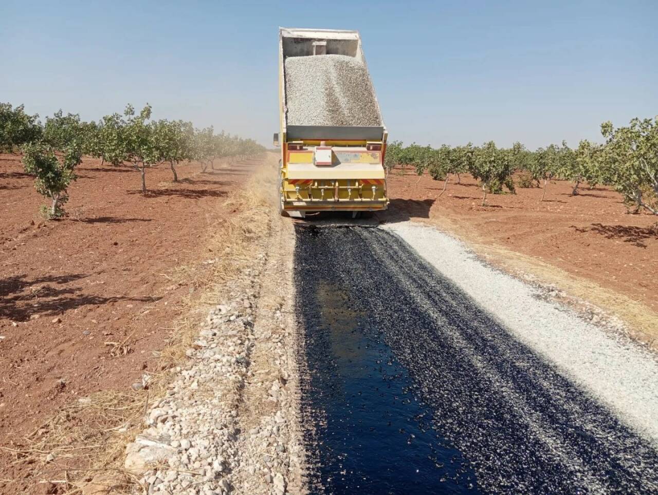 Nizip Belediyesi, Kırsal Mahallelerdeki Yol Sorunlarını Çözmeye Devam Ediyor