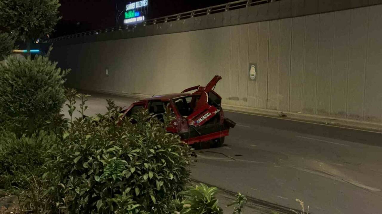 Gaziantep’in Şahinbey ilçesinde meydana gelen trafik kazasında, sürücüsünün kontrolünü kaybettiği