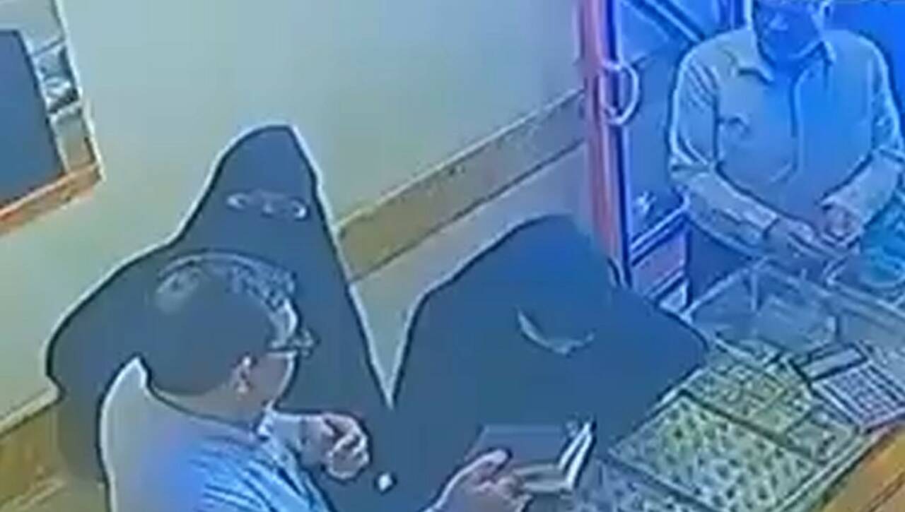 Şanlıurfa'nın Haliliye ilçesinde, bir kuyumcudan yüzük bakma bahanesiyle içeri giren