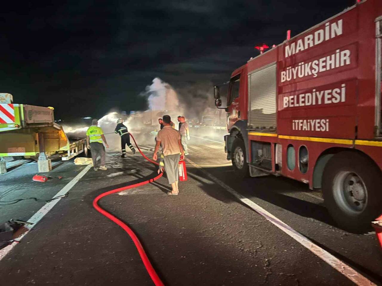 Mardin’de seyir halindeyken alev alan bir tır kullanılamaz hale geldi.