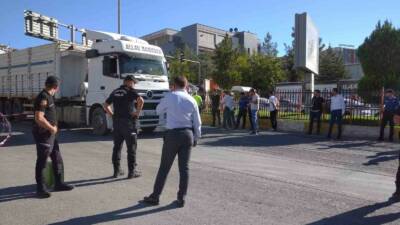 Mardin’in Artuklu ilçesinde, yolun karşısına geçmeye çalışan bir kadına tır