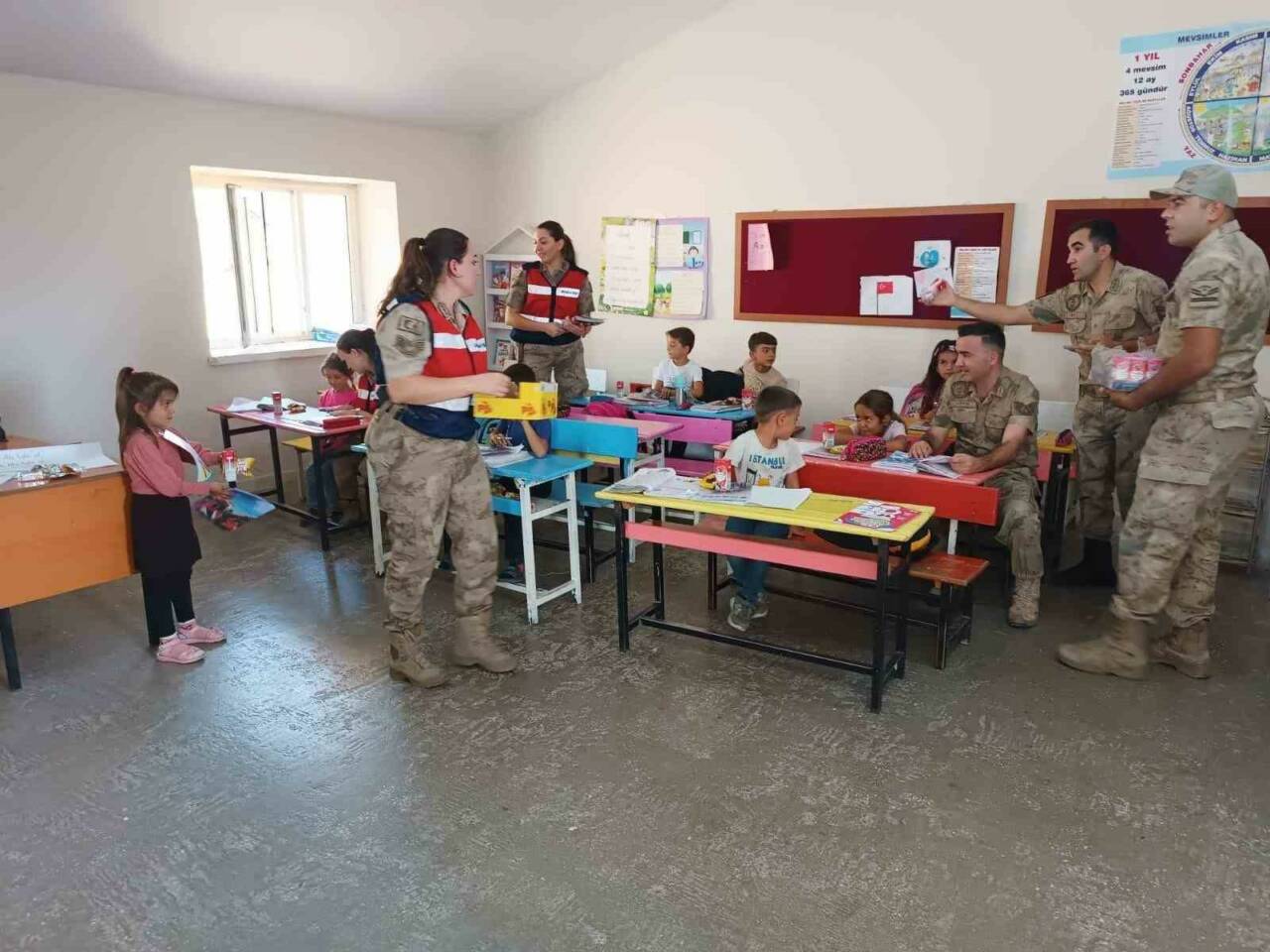 Diyarbakır’ın Dicle ilçesinde, Mehmetçik, kırsal Gelincik Mahallesi İlkokulu’nu ziyaret ederek,