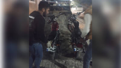 Adıyaman'da Atatürk Bulvarı üzerinde motosikletle yarış yapan iki kişi, polis