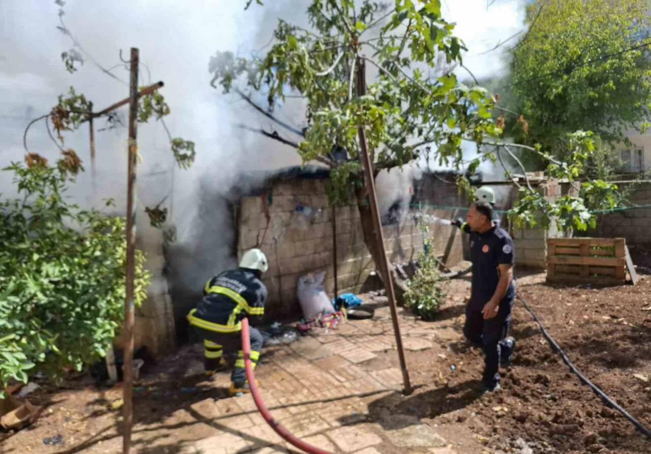 Adıyaman'ın Sümerevler Mahallesi'nde bir evin bahçesindeki odunlukta çıkan yangın paniğe