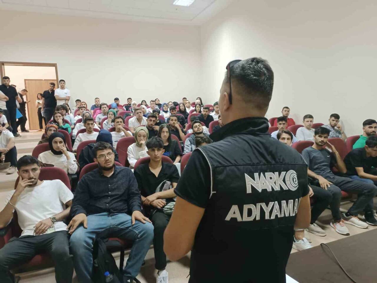 Adıyaman İl Emniyet Müdürlüğü Narkotik Suçlarla Mücadele Şube Müdürlüğü, öğrencilere