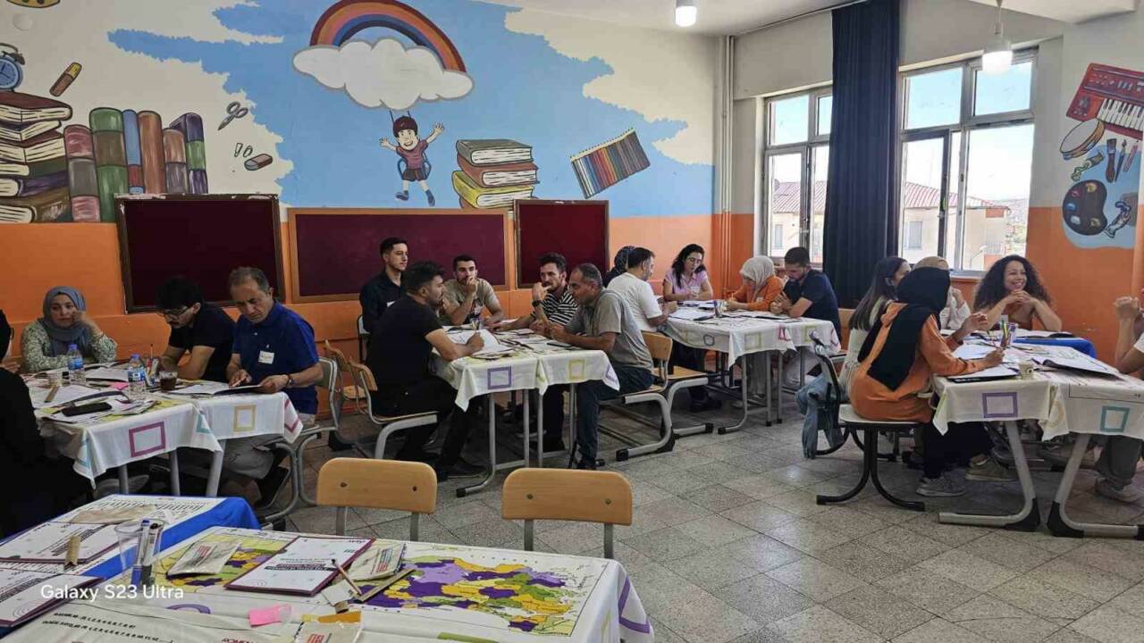 
Diyarbakır’ın Kulp ilçesinde, Sosyal ve Finansal Liderlik Programı kapsamında, Öğretmen