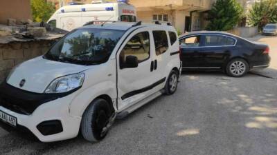 Adıyaman’ın Gölbaşı ilçesinde, otomobil ile hafif ticari aracın çarpışması sonucu