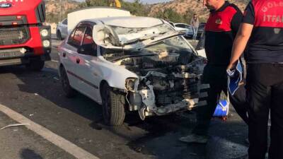 Gölbaşı'nda, otomobil ile traktörün çarpışması sonucu 4 kişi yaralandı.