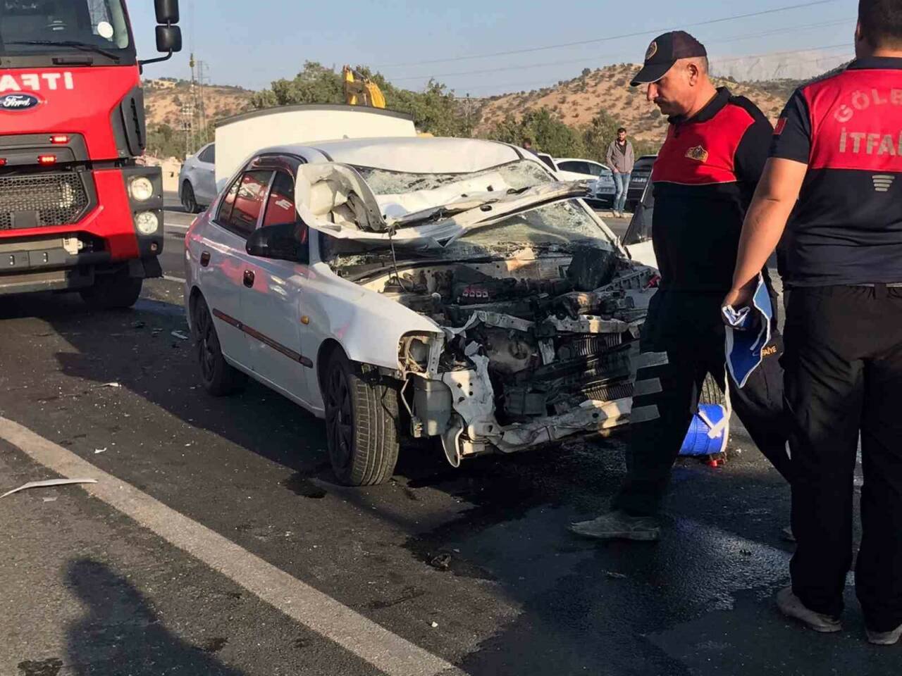 Gölbaşı'nda, otomobil ile traktörün çarpışması sonucu 4 kişi yaralandı.