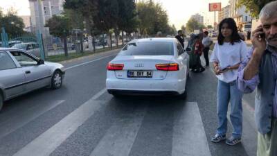 Adıyaman’da Atatürk Bulvarı’nda meydana gelen kazada, karşıdan karşıya geçmek isteyen