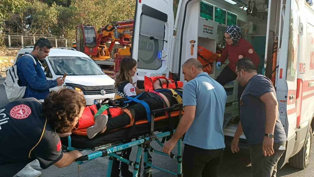 Adıyaman’da otomobil ile motosikletin çarpışması sonucu meydana gelen kazada iki