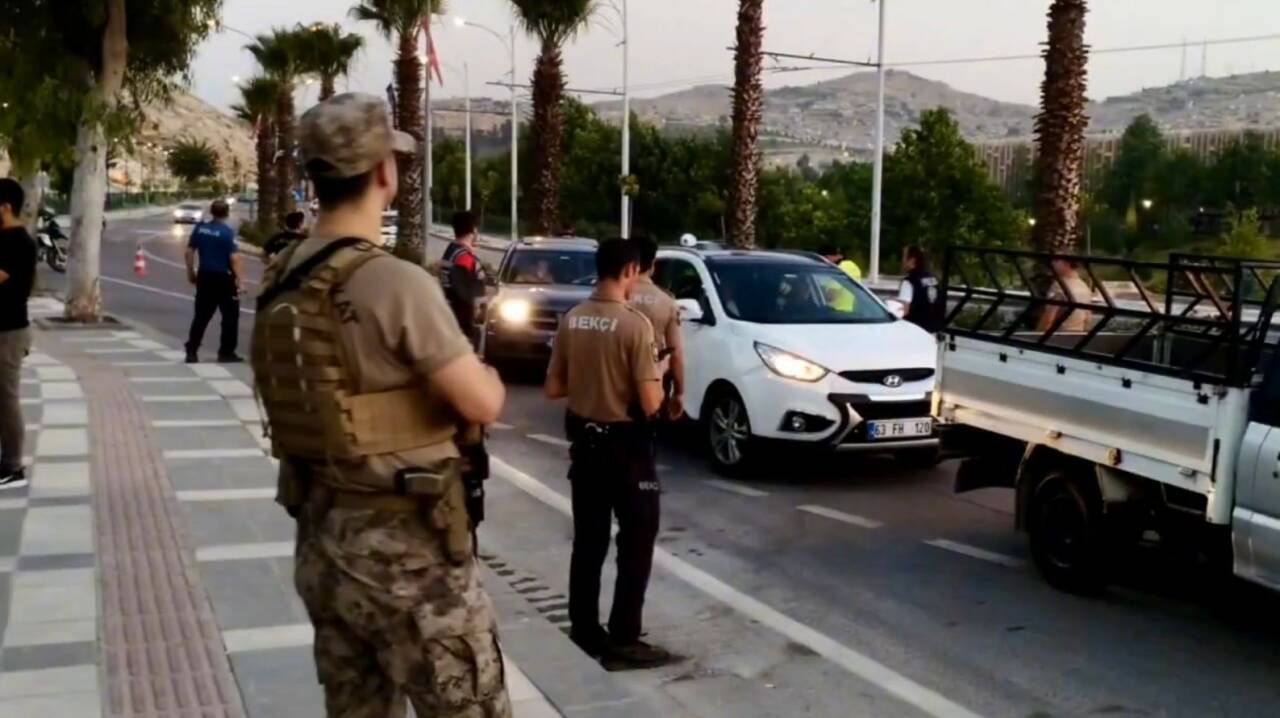 Şanlıurfa’da gerçekleştirilen asayiş uygulamasında, çeşitli suçlardan aranan 17 şüpheli gözaltına