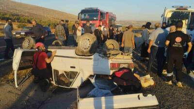 Şanlıurfa'nın Karaköprü ilçesinde bir otomobilin devrilmesi sonucu 2'si çocuk 5