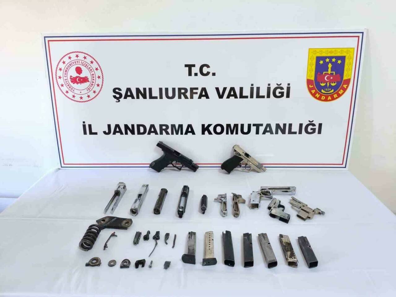 Şanlıurfa'nın Bozova ve Karaköprü ilçelerinde düzenlenen silah kaçakçılığı operasyonunda çok