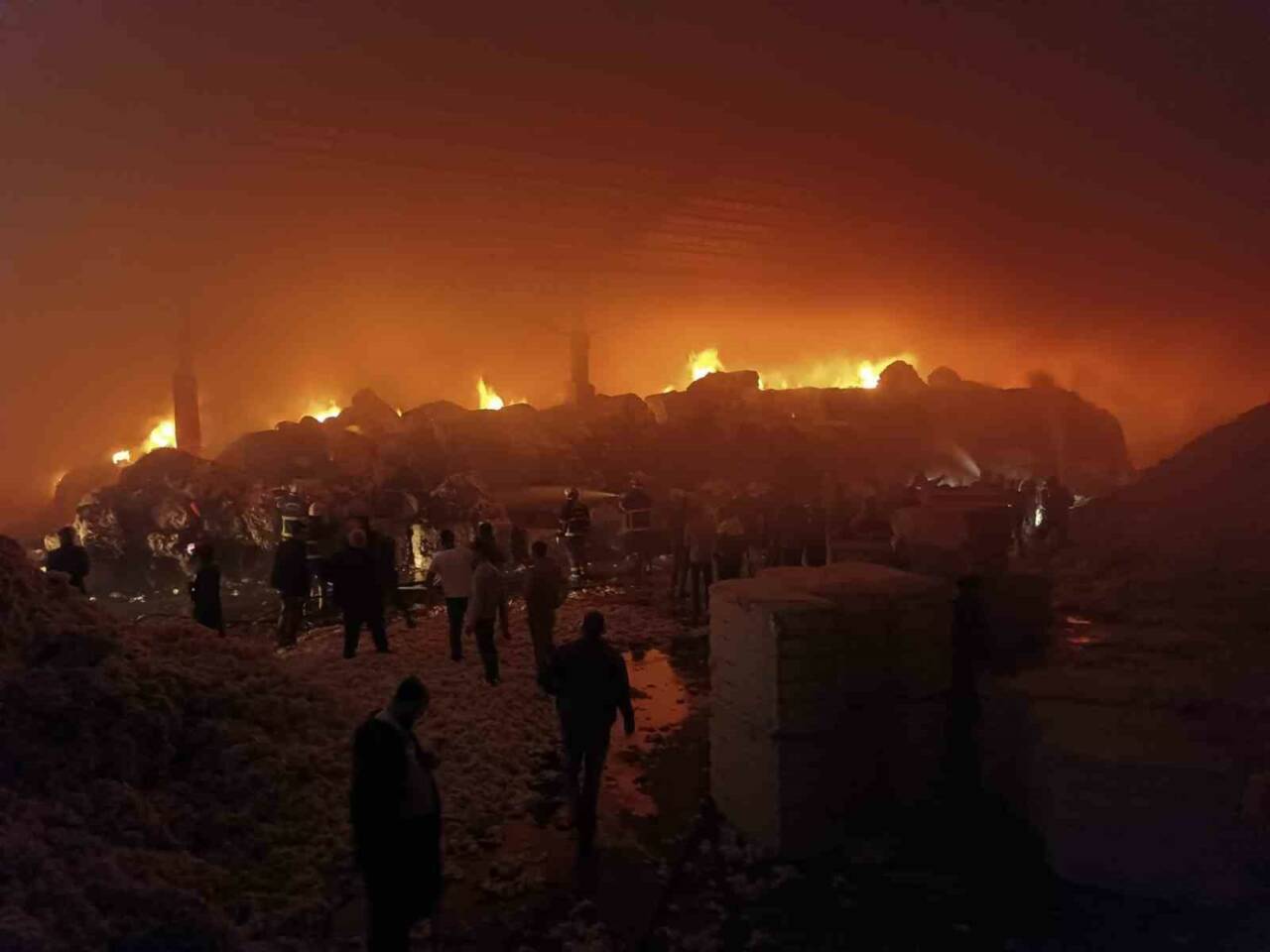 Tekstil fabrikasında çıkan yangında, tonlarca pamuk kül oldu. Yangının ardından