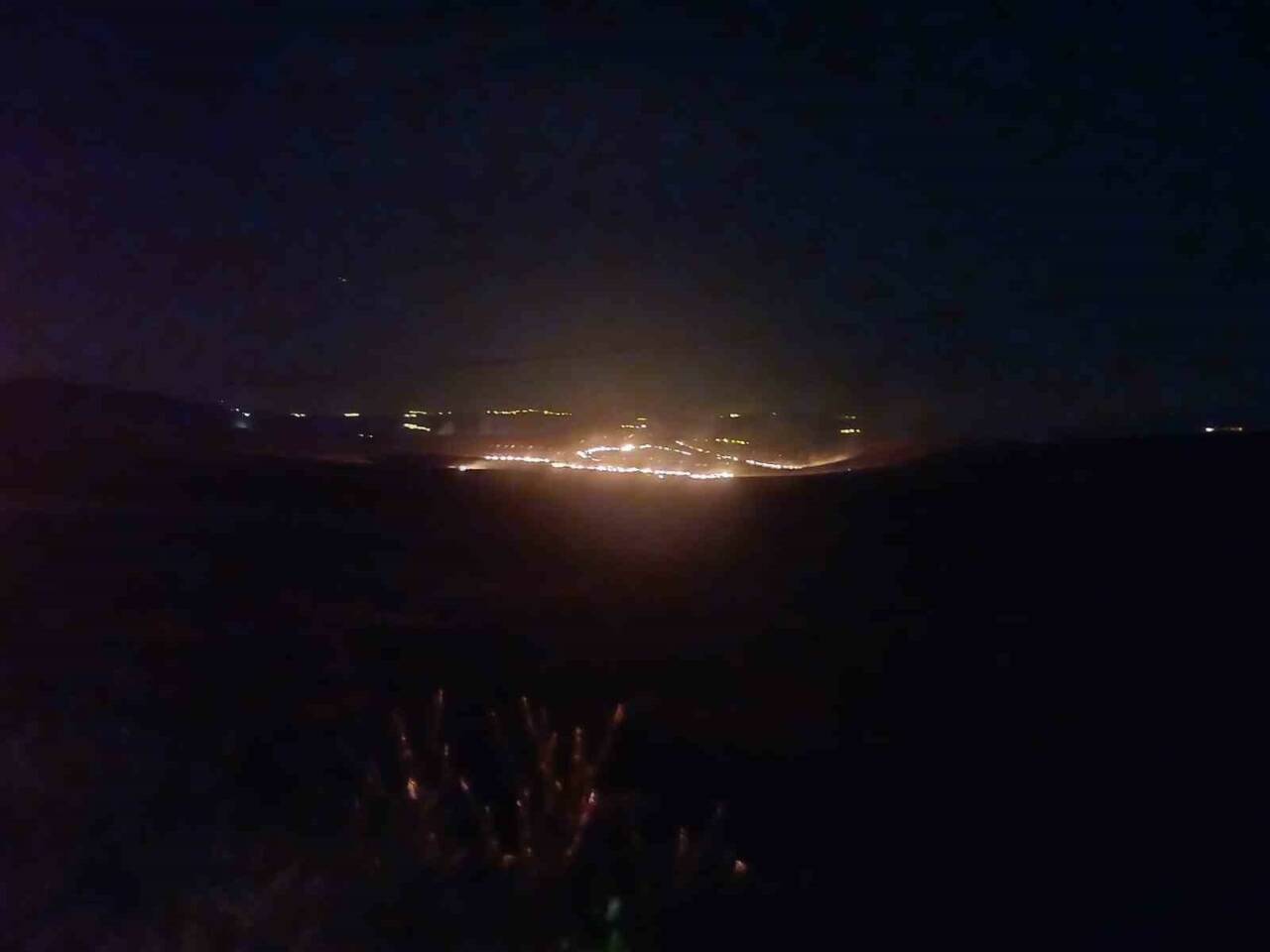 Siirt Üniversitesi Kezer Yerleşkesi yakınlarında çıkan anız yangınında yaklaşık 8