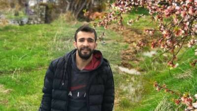 Şırnak’ta bir güvenlik korucusu silahıyla kendini vurarak hayatına son verdi.