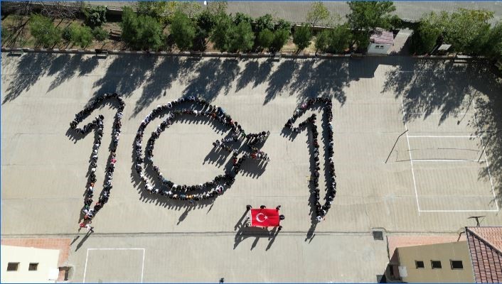 700 Öğrenciden Cumhuriyet’in 101. Yılına Özel Koreografi