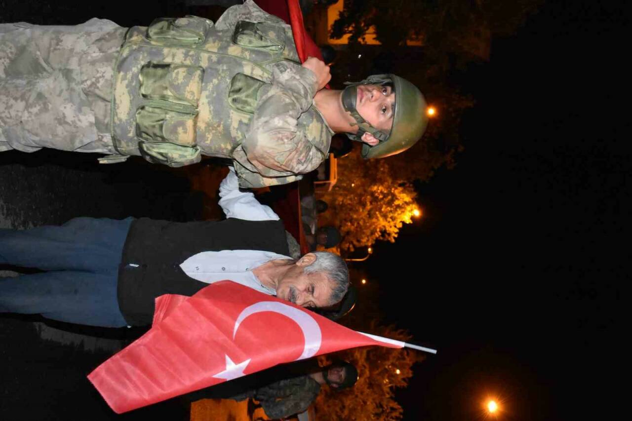 Şanlıurfa’nın Siverek ilçesi, Cumhuriyet’in 101. yıl dönümünü coşkulu bir fener