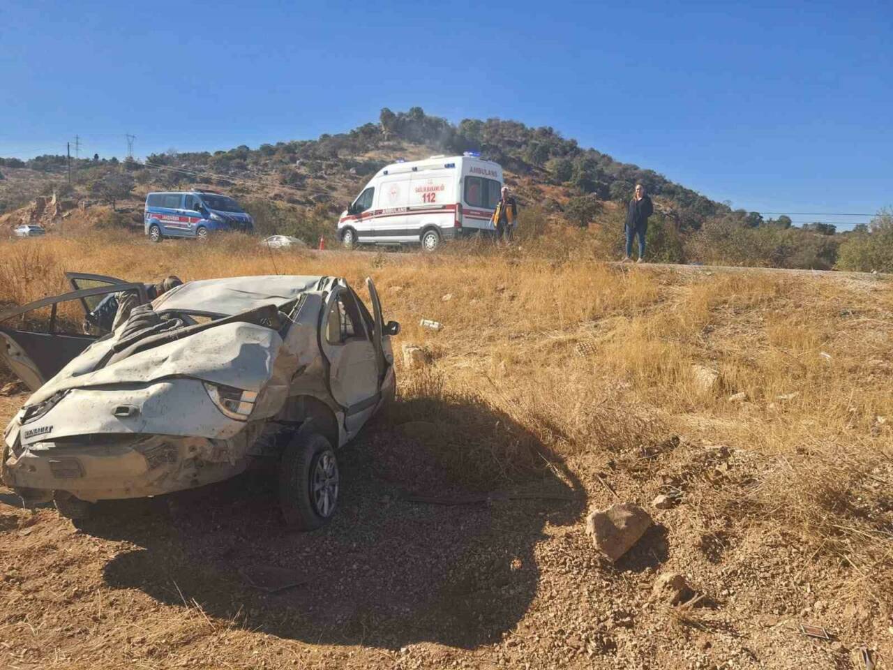 Takla Atarak Şarampole Yuvarlanan Otomobilde 3 Kişi Yaralandı