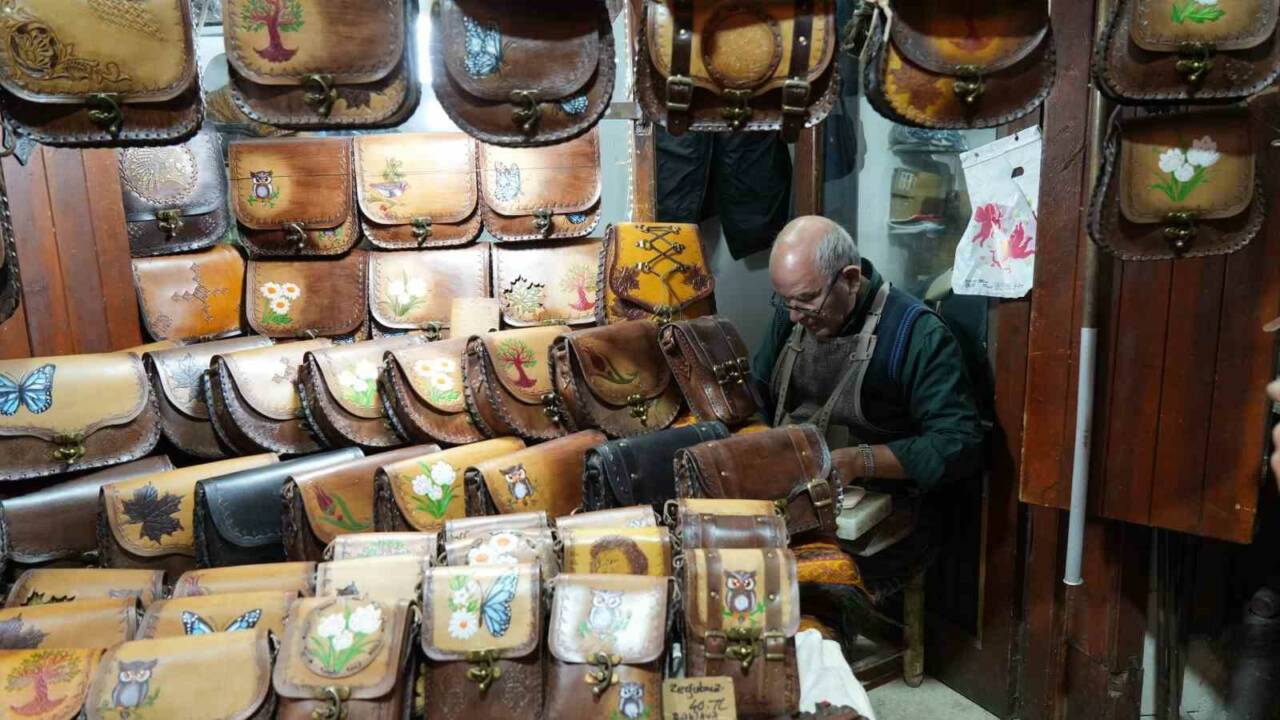 Gaziantep’in tarihi Bakırcılar Çarşısı’nda, 75 yaşındaki Tahir Demirci, dedesinden devraldığı