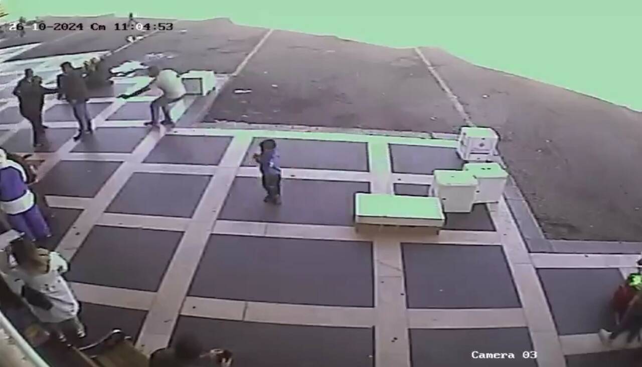 Şehirlerarası otobüs terminalinde otobüs bekleyen bir yolcu, silahlı saldırıya uğrayarak