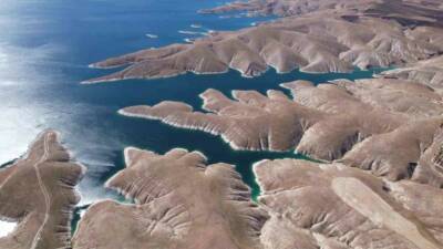 Adıyaman'daki Atatürk Baraj Gölü kıyısı ve adaları, sonbaharın gelişiyle birlikte