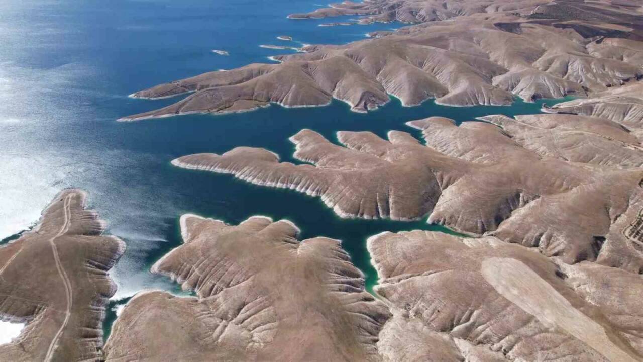 Adıyaman'daki Atatürk Baraj Gölü kıyısı ve adaları, sonbaharın gelişiyle birlikte