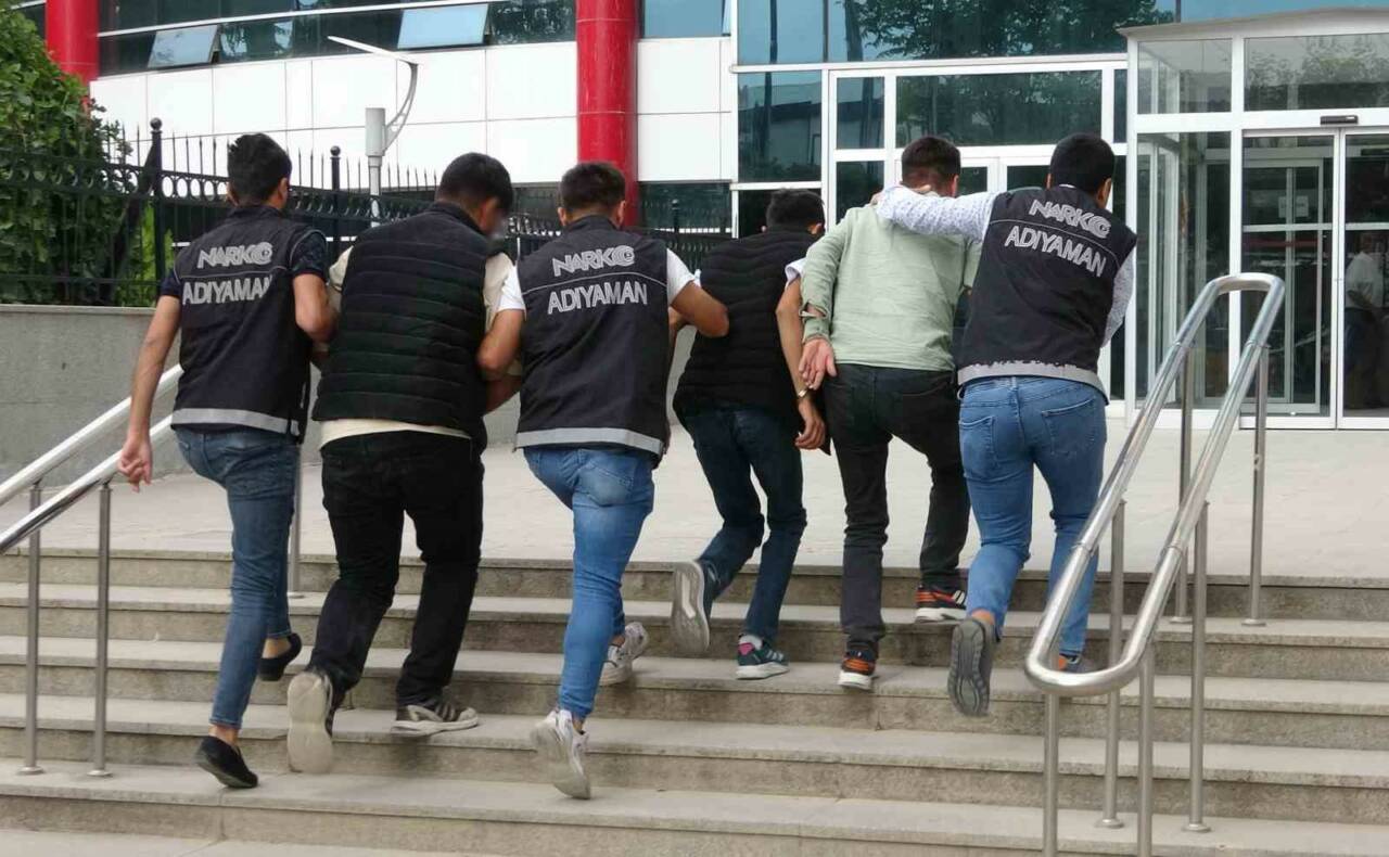 Adıyaman’da polis ekipleri tarafından gerçekleştirilen uyuşturucu operasyonunda 5 kişi gözaltına