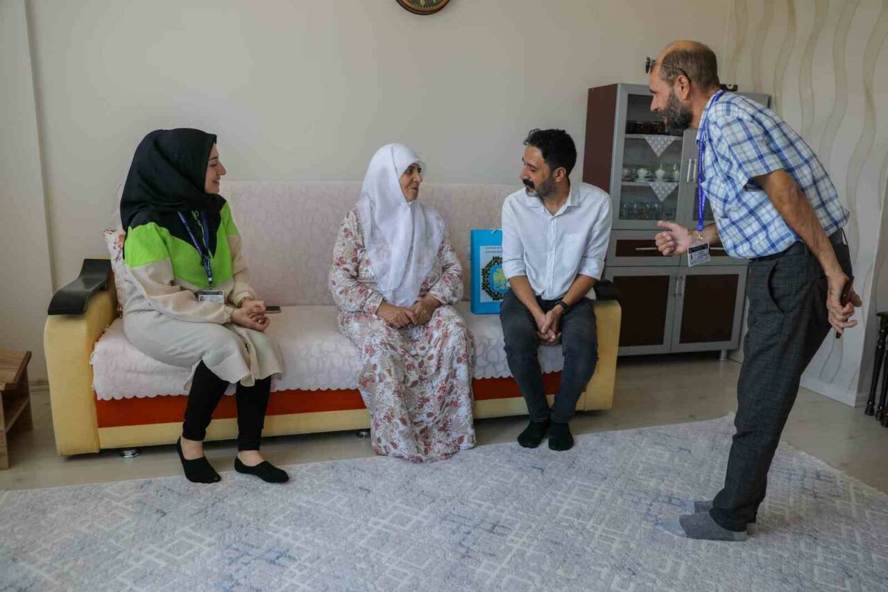 Diyarbakır Büyükşehir Belediyesi ekipleri, Dünya Yaşlılar Günü dolayısıyla 65 yaş